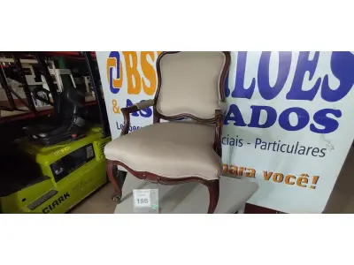 LOTE 198 - 01 POLTRONA. (NO ESTADO EM QUE SE ENCONTRA. SUJEITO A AVARIAS OCULTAS/VISÍVEIS.) AV9922C