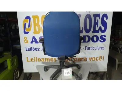 LOTE 153 - 01 CADEIRA DE ESCRITÓRIO NA COR AZUL. (NO ESTADO EM QUE SE ENCONTRA. SUJEITO A AVARIAS OCULTAS/VISÍVEIS.)