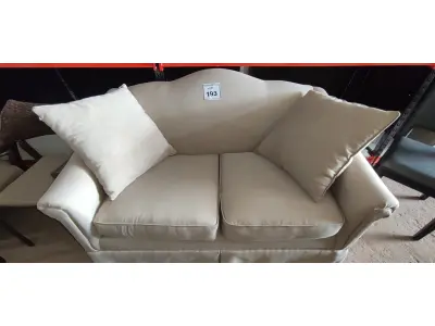 LOTE 193 - 01 SOFÁ 2 LUGARES NA COR CINZA. (NO ESTADO EM QUE SE ENCONTRA. SUJEITO A AVARIAS OCULTAS/VISÍVEIS.) BF8526N