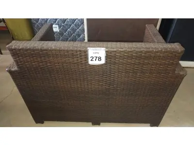 LOTE 278 - 01 SOFÁ DE JARDIM. (NO ESTADO EM QUE SE ENCONTRA. SUJEITO A AVARIAS OCULTAS/VISÍVEIS.) BH1586L