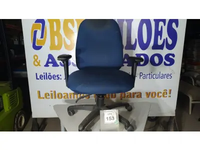 LOTE 153 - 01 CADEIRA DE ESCRITÓRIO NA COR AZUL. (NO ESTADO EM QUE SE ENCONTRA. SUJEITO A AVARIAS OCULTAS/VISÍVEIS.)