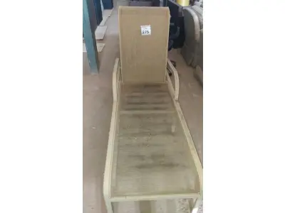 LOTE 275 - 01 ESPREGUIÇADEIRA. (NO ESTADO EM QUE SE ENCONTRA. SUJEITO A AVARIAS OCULTAS/VISÍVEIS.) BF8580X