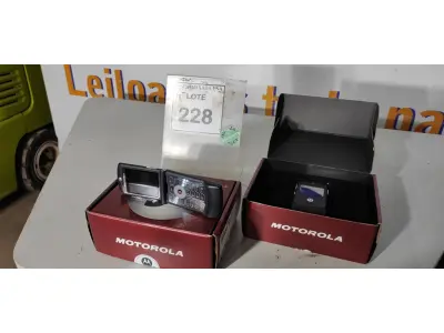 LOTE 228 - 02 MOTOROLAS RAZR V3 BLACK. (NO ESTADO EM QUE SE ENCONTRA. SUJEITO A AVARIAS OCULTAS/VISÍVEIS.) DS4NGWKF9M, DS4NGWKG35 