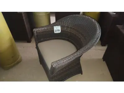 LOTE 279 - 01 CADEIRA DE JARDIM. (NO ESTADO EM QUE SE ENCONTRA. SUJEITO A AVARIAS OCULTAS/VISÍVEIS.) BF8489E