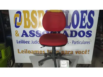 LOTE 137 - 01 CADEIRA DE ESCRITÓRIO NA COR VERMELHA. (NO ESTADO EM QUE SE ENCONTRA. SUJEITO A AVARIAS OCULTAS/VISÍVEIS.)