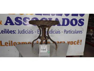 LOTE 194 - 01 MESA DE CANTO DE JARDIM. (NO ESTADO EM QUE SE ENCONTRA. SUJEITO A AVARIAS OCULTAS/VISÍVEIS.) BF8661C