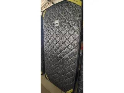 LOTE 173 - 01 COLCHÃO SOLTEIRO COM BASE 1,88CM X 0,88CM. (NO ESTADO EM QUE SE ENCONTRA. SUJEITO A AVARIAS OCULTAS/VISÍVEIS.) BJ7222L