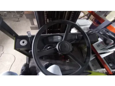 LOTE 374 - 01 EMPILHADEIRA A GÁS CLARK CMP25L . (NO ESTADO EM QUE SE ENCONTRA. SUJEITO A AVARIAS OCULTAS/VISÍVEIS.)