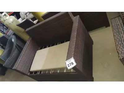 LOTE 278 - 01 SOFÁ DE JARDIM. (NO ESTADO EM QUE SE ENCONTRA. SUJEITO A AVARIAS OCULTAS/VISÍVEIS.) BH1586L