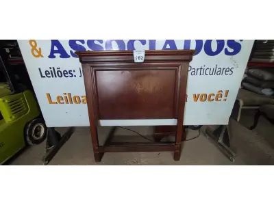 LOTE 162 - 01 CABECEIRA DE CAMA. (NO ESTADO EM QUE SE ENCONTRA. SUJEITO A AVARIAS OCULTAS/VISÍVEIS.)  BF8593U