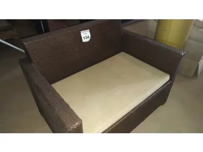 LOTE 134 - 01 SOFÁ DE JARDIM. (NO ESTADO EM QUE SE ENCONTRA. SUJEITO A AVARIAS OCULTAS/VISÍVEIS.) BH1653M