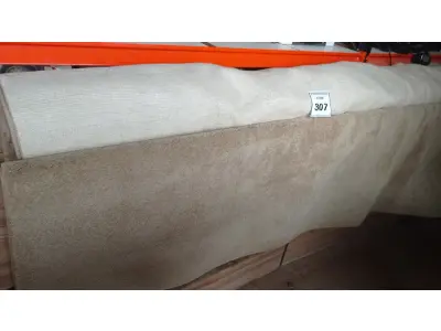 LOTE 307 - 01 TAPETE. (NO ESTADO EM QUE SE ENCONTRA. SUJEITO A AVARIAS OCULTAS/VISÍVEIS.) AV9621B