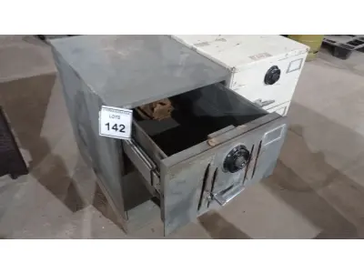 LOTE 142 - 02 COFRES. (NO ESTADO EM QUE SE ENCONTRA. SUJEITO A AVARIAS OCULTAS/VISÍVEIS.) 