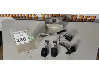 LOTE 236 - 02 MOTOROLAS PEBL U6 BLACK. (NO ESTADO EM QUE SE ENCONTRA. SUJEITO A AVARIAS OCULTAS/VISÍVEIS.) 00178485CS56F, 00178472EB7F