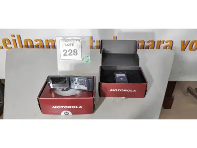 LOTE 228 - 02 MOTOROLAS RAZR V3 BLACK. (NO ESTADO EM QUE SE ENCONTRA. SUJEITO A AVARIAS OCULTAS/VISÍVEIS.) DS4NGWKF9M, DS4NGWKG35 