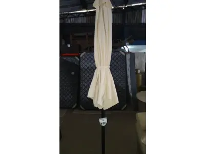 LOTE 156 - 01 GUARDA SOL COM BASE. (NO ESTADO EM QUE SE ENCONTRA. SUJEITO A AVARIAS OCULTAS/VISÍVEIS.) BJ7374W