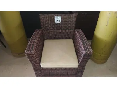 LOTE 262 - 01 POLTRONA DE JARDIM. (NO ESTADO EM QUE SE ENCONTRA. SUJEITO A AVARIAS OCULTAS/VISÍVEIS.) BH1670A