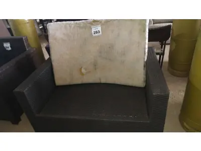 LOTE 283 - 01 SOFÁ DE 2 LUGARES. (NO ESTADO EM QUE SE ENCONTRA. SUJEITO A AVARIAS OCULTAS/VISÍVEIS.) BH1679N