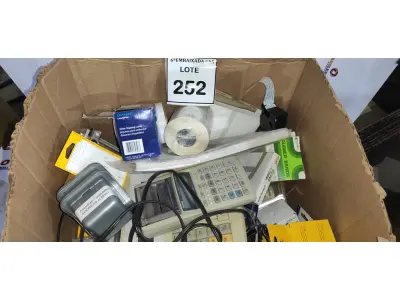 LOTE 252 - 01 CAIXA COM MATERIAIS DE ESCRITÓRIO E CALCULADORAS. (NO ESTADO EM QUE SE ENCONTRA. SUJEITO A AVARIAS OCULTAS/VISÍVEIS.)