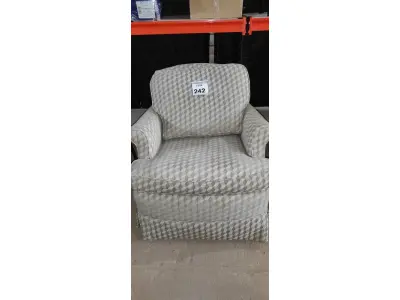 LOTE 242 - 01 POLTRONA. (NO ESTADO EM QUE SE ENCONTRA. SUJEITO A AVARIAS OCULTAS/VISÍVEIS.) AV9513J