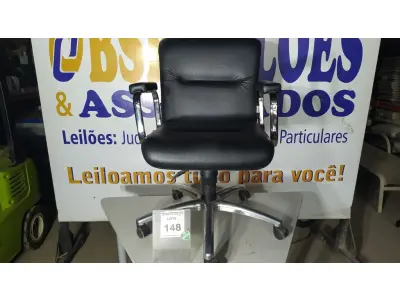 LOTE 148 - 01 CADEIRA DE ESCRITÓRIO COM RODINHAS. (NO ESTADO EM QUE SE ENCONTRA. SUJEITO A AVARIAS OCULTAS/VISÍVEIS.) AV9435B