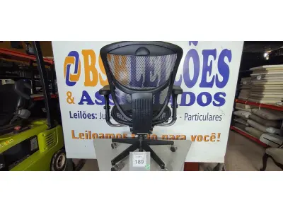 LOTE 189 - 01 CADEIRA DE ESCRITÓRIO NA COR PRETA. (NO ESTADO EM QUE SE ENCONTRA. SUJEITO A AVARIAS OCULTAS/VISÍVEIS.)