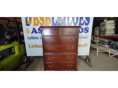 LOTE 181 - 01 CÔMODA ALTA EM MADEIRA. (NO ESTADO EM QUE SE ENCONTRA. SUJEITO A AVARIAS OCULTAS/VISÍVEIS.) BF8511R