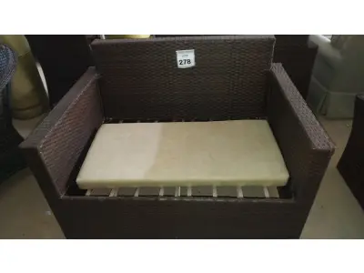 LOTE 278 - 01 SOFÁ DE JARDIM. (NO ESTADO EM QUE SE ENCONTRA. SUJEITO A AVARIAS OCULTAS/VISÍVEIS.) BH1586L