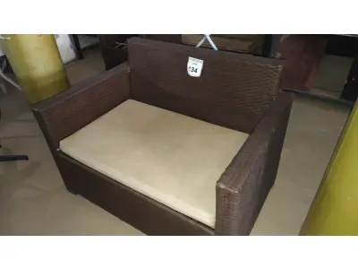 LOTE 134 - 01 SOFÁ DE JARDIM. (NO ESTADO EM QUE SE ENCONTRA. SUJEITO A AVARIAS OCULTAS/VISÍVEIS.) BH1653M