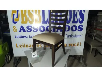 LOTE 147 - 01 CADEIRA DE JANTAR . (NO ESTADO EM QUE SE ENCONTRA. SUJEITO A AVARIAS OCULTAS/VISÍVEIS.) AU2145K