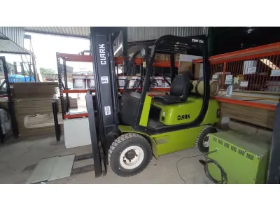 LOTE 374 - 01 EMPILHADEIRA A GÁS CLARK CMP25L . (NO ESTADO EM QUE SE ENCONTRA. SUJEITO A AVARIAS OCULTAS/VISÍVEIS.)