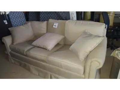 LOTE 155 - 01 SOFÁ 3 LUGARES NA COR CINZA. (NO ESTADO EM QUE SE ENCONTRA. SUJEITO A AVARIAS OCULTAS/VISÍVEIS.) BF8490U