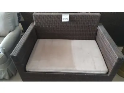 LOTE 270 - 01 SOFÁ DE JARDIM. (NO ESTADO EM QUE SE ENCONTRA. SUJEITO A AVARIAS OCULTAS/VISÍVEIS.) BH1579M