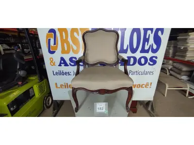 LOTE 182 - 01 POLTRONA. (NO ESTADO EM QUE SE ENCONTRA. SUJEITO A AVARIAS OCULTAS/VISÍVEIS.) BF8624S