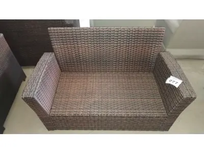 LOTE 277 - 01 SOFÁ DE JARDIM. (NO ESTADO EM QUE SE ENCONTRA. SUJEITO A AVARIAS OCULTAS/VISÍVEIS.) BJ7454P