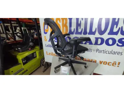 LOTE 189 - 01 CADEIRA DE ESCRITÓRIO NA COR PRETA. (NO ESTADO EM QUE SE ENCONTRA. SUJEITO A AVARIAS OCULTAS/VISÍVEIS.)