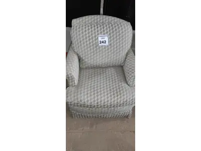 LOTE 242 - 01 POLTRONA. (NO ESTADO EM QUE SE ENCONTRA. SUJEITO A AVARIAS OCULTAS/VISÍVEIS.) AV9513J