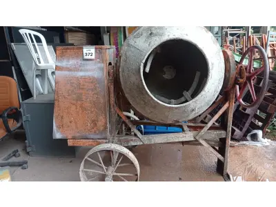 LOTE 372 - 01 BETONEIRA COM MOTOR TRIFÁSICO (NO ESTADO EM QUE SE ENCONTRA. SUJEITO A AVARIAS OCULTAS/VISÍVEIS.).BF8485Y