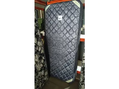 LOTE 287 - 01 COLCHÃO SOLTEIRO 1,88CM X 0,88CM. (NO ESTADO EM QUE SE ENCONTRA. SUJEITO A AVARIAS OCULTAS/VISÍVEIS.) AU2472A