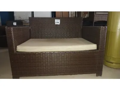 LOTE 134 - 01 SOFÁ DE JARDIM. (NO ESTADO EM QUE SE ENCONTRA. SUJEITO A AVARIAS OCULTAS/VISÍVEIS.) BH1653M