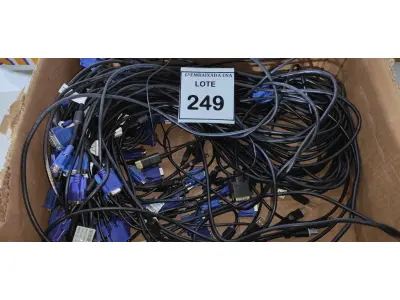 LOTE 249 - 01 CAIXA COM CABOS VGA PARA COMPUTADORES. (NO ESTADO EM QUE SE ENCONTRA. SUJEITO A AVARIAS OCULTAS/VISÍVEIS.)
