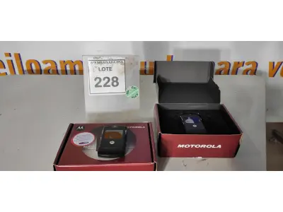 LOTE 228 - 02 MOTOROLAS RAZR V3 BLACK. (NO ESTADO EM QUE SE ENCONTRA. SUJEITO A AVARIAS OCULTAS/VISÍVEIS.) DS4NGWKF9M, DS4NGWKG35 