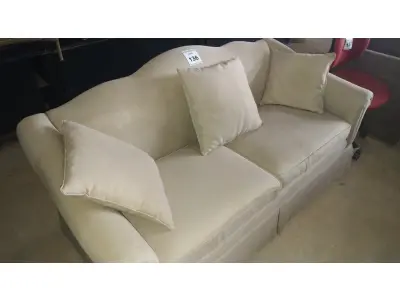 LOTE 136 - 01 SOFÁ 3 LUGARES NA COR CINZA. (NO ESTADO EM QUE SE ENCONTRA. SUJEITO A AVARIAS OCULTAS/VISÍVEIS.) AV9996P