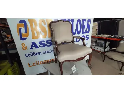 LOTE 198 - 01 POLTRONA. (NO ESTADO EM QUE SE ENCONTRA. SUJEITO A AVARIAS OCULTAS/VISÍVEIS.) AV9922C