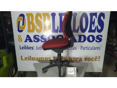 LOTE 137 - 01 CADEIRA DE ESCRITÓRIO NA COR VERMELHA. (NO ESTADO EM QUE SE ENCONTRA. SUJEITO A AVARIAS OCULTAS/VISÍVEIS.)
