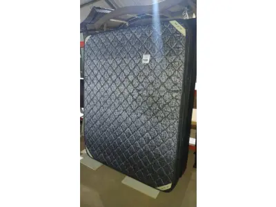 LOTE 158 - 01 COLCHÃO CASAL COM BASE 1,98CM X 1,58CM. (NO ESTADO EM QUE SE ENCONTRA. SUJEITO A AVARIAS OCULTAS/VISÍVEIS.) AU2182X