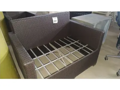 LOTE 144 - 01 SOFÁ DE JARDIM. (NO ESTADO EM QUE SE ENCONTRA. SUJEITO A AVARIAS OCULTAS/VISÍVEIS.) BH1579R