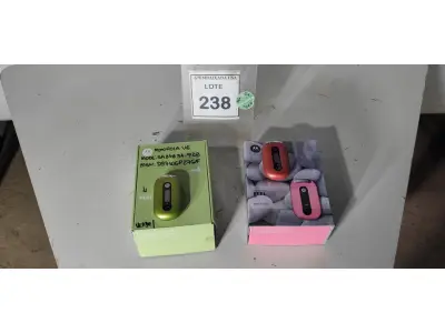 LOTE 238 - 01 MOTOROLA PEBL U6 PINK E 01 MOTOROLA PEBL UC GREEN. (NO ESTADO EM QUE SE ENCONTRA. SUJEITO A AVARIAS OCULTAS/VISÍVEIS.) 154, D97WGP27GF