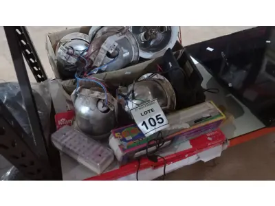 LOTE 105 - 01 LOTE COM VÁRIAS LUMINÁRIAS MARCAS E MODELOS DIVERSOS. (NO ESTADO) ATENÇÃO! FAZER A VISITAÇÃO ANTES DE ARREMATAR, NÃO SABEMOS SE FUNCIONA, LEILÃO NÃO TEM GARANTIA E NEM DEVOLUÇÃO, SUJEITO A POSSÍVEIS AVARIAS VISÍVEIS/OCULTAS E/OU AUSÊNCIA DE COMPONENTES.