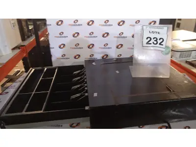 LOTE 232 - 01 GAVETA DE DINHEIRO. (NO ESTADO) ATENÇÃO! FAZER A VISITAÇÃO ANTES DE ARREMATAR, NÃO SABEMOS SE FUNCIONA, LEILÃO NÃO TEM GARANTIA E NEM DEVOLUÇÃO, SUJEITO A POSSÍVEIS AVARIAS VISÍVEIS/OCULTAS E/OU AUSÊNCIA DE COMPONENTES.